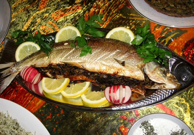 خوراک مجلسی ماهی قزل‌آلا با سبزیجات